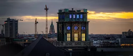Aus Solidarität mit den Menschen in der Ukraine leuchtet der Thiersch-Turm der TUM in den ukrainischen Nationalfarben.<br />
Bild: Andreas Heddergott / TUM